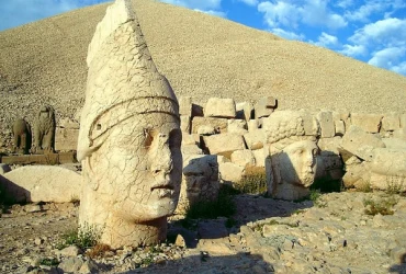 Ngọn núi Nemrut